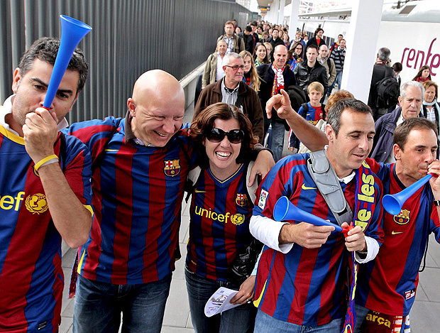 Torcida do Barça já faz festa (Foto: agência EFE)