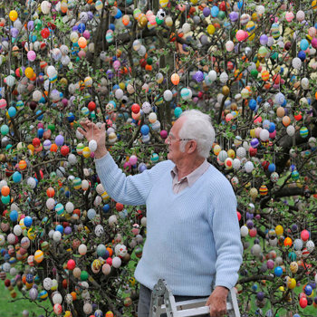 Senhor Kraft: 9.800 ovos pintados em seu jardim