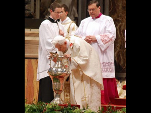 Bento XVI consagra cada um dos óleos e assopra sobre o vaso, simbolizando o sopro do Espírito Santo