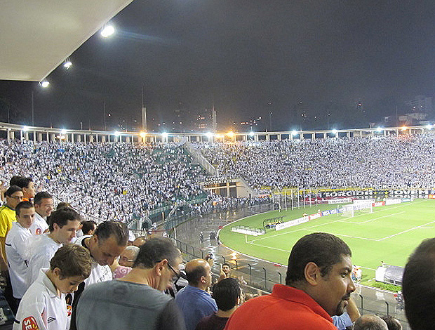 A presença de 36.091 torcedores do Santos no Pacaembu, na última quarta-feira, no jogo contra o Deportivo Táchira-VEN, pela Taça Libertadores, resgatou uma discussão que se tornou recorrente nos últimos anos. O que vale mais a pena para o Peixe: jogar na Vila Belmiro para um público que raramente supera os 10 mil espectadores, mas que faz pressão sobre o adversário, ou garantir renda e uma atmosfera sempre festiva no Pacaembu?

Para os jogadores e o técnico Muricy Ramalho, não há dúvidas. Embora todos se sintam bem atuando no Pacaembu, ninguém quer abrir mão da Vila Belmiro. No caso da Libertadores, o Peixe pode mandar seus jogos no local até as semifinais. Para a final, a Conmebol exige um estádio com capacidade mínima para 40 mil pessoas.
