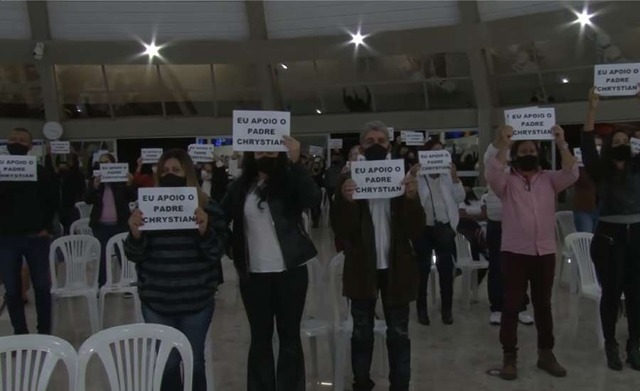 Fiéis apoiam padre Chrystian Shankar / Foto: Captura de vídeo