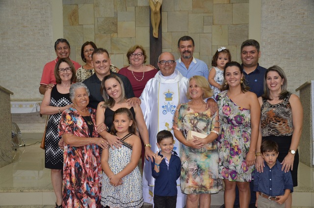 José Carlos ao centro com a família presente em sua ordenação diaconal realizada na noite de quinta-feira em Dourados.
