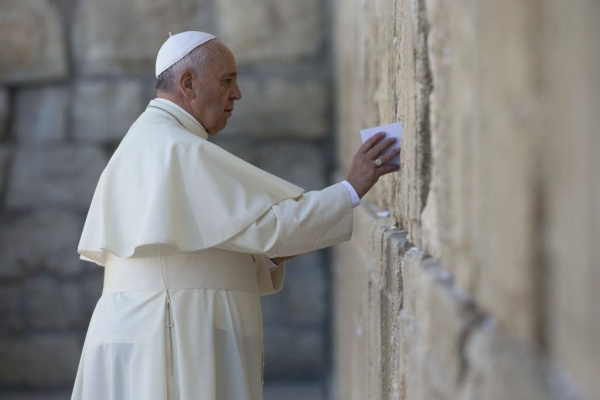 Papa reza no Muro das Lamentações