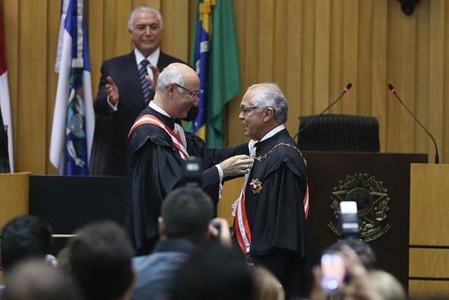 Brasília - O presidente do Tribunal Superior do Trabalho Ives Gandra Filho passa o cargo para João Batista Brito Pereira, em sessão solene com a presença do presidente da República, Michel Temer Wilson Dias/Agência Brasil