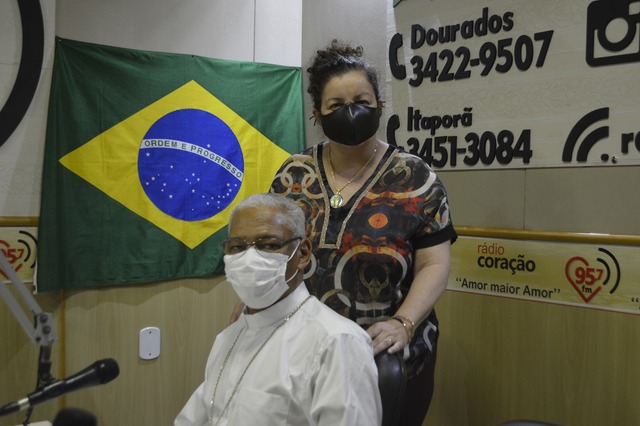 Aniversariante Dom Henrique com a comunicadora Ozair Sanábria, no programa Um só Coração