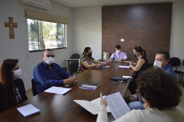 Reunião na residência episcopal do Conselho Curador e Diretoria da FTM  fazendo  prestação de contas 2020 ao bispo Dom Henrique