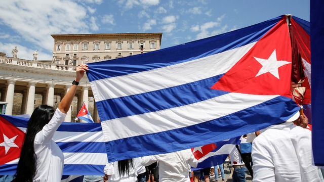 Peregrinos cubanos na Praça de São Pedro durante o Angelus. Crédito: Screenshot Youtube Vatican News