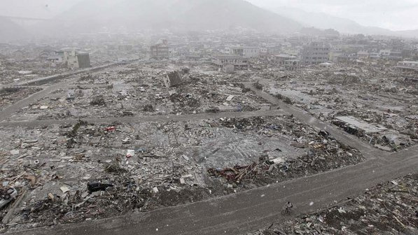 Cidade costeira de Ofunato devastada pelo tsunami, Japão (Dennis M. Sabangan/EFE)