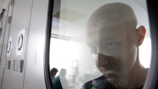 aciente com leucemia em hospital na cidade ucraniana de Donetsk. Parte dos internados são vítimas do acidente nuclear de 1986, na usina de Chernobyl (Alexander Khudoteply/AFP)