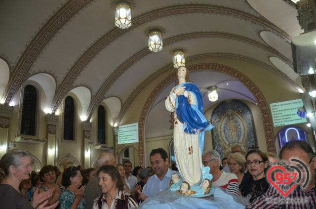 Fiéis acompanharam o andor de Nossa Senhora da Imaculada Conceição que percorreu a nave central e a lateral da Catedral. Foto: Estanislau Sanabria