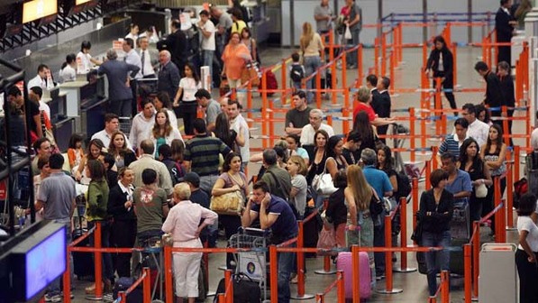 Passageiros no embarque do Aeroporto de Cumbica, em Guarulhos (SP) (Diego Padgurschi /Folhapress)
