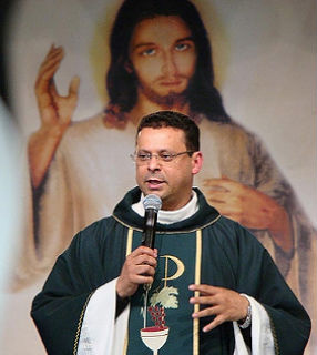 Padre Ednilson enfatiza ainda que a devoção significou uma mensagem de esperança para o complexo século XX, em que predominaram regimes totalitários e a ocorrência de guerras mundiais