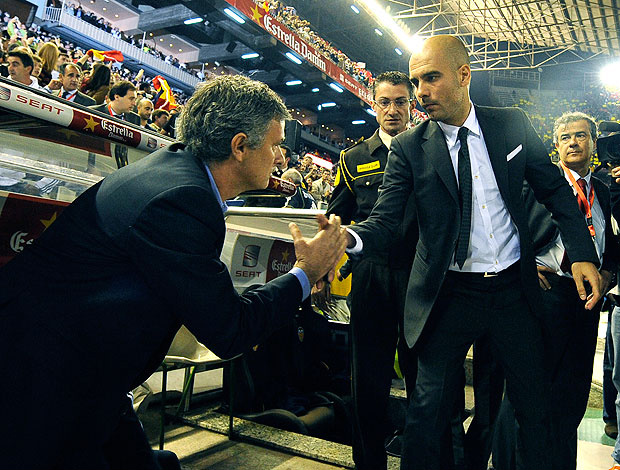 José Mourinho e Guardiola se cumprimentam antes da final da Copa do Rei: clima agora é de guerra (AFP)