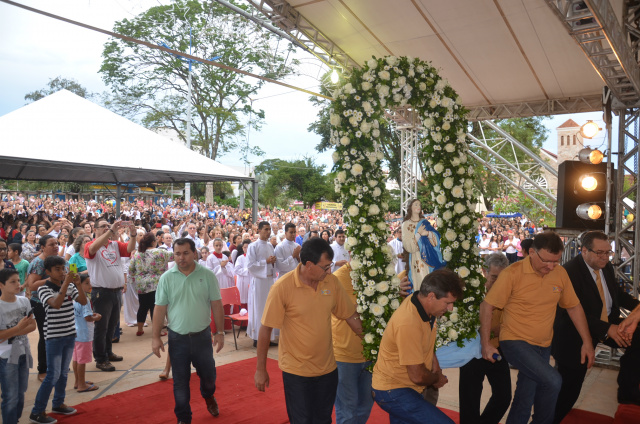 Momento da chegada da imagem de Nossa Senhora da Imaculada Conceição durante a Santa Missa. Foto: Estanislau Sanabria