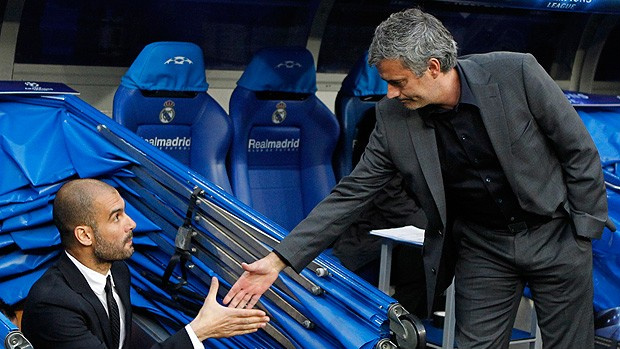 Antes do jogo, Guardiola e Mourinho se cumprimentam visivelmente constrangidos (Foto: EFE)