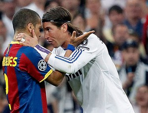 Daniel Alves e Sérgio Ramos discutem após lance
do lateral no clássico desta quarta (Foto: EFE)