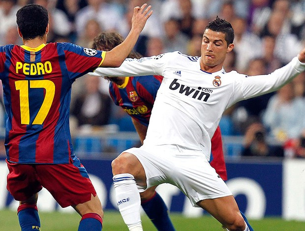 Cristiano Ronaldo tenta levar vantagem na dividida com Pedro, do Barça (Foto: EFE)