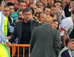 José Mourinho acabou a partida nas socias do 
Bernabéu. Ele também foi expulso (Foto: AFP)