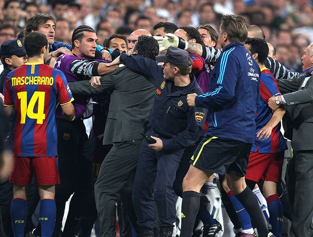 José Pinto arruma confusão após o fim do primeiro tempo e acaba expulso após tapa no rosto do zagueiro Arbeloa, do Real. Além do arqueiro, Pepe, dos merengues, levou vermelho na etapa final (Getty Images)