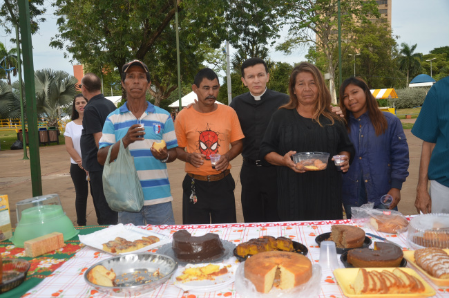 Padre Crispim acolheu índios e andarilhos durante o Café da Manhã. Foto: Estanislau Sanabria