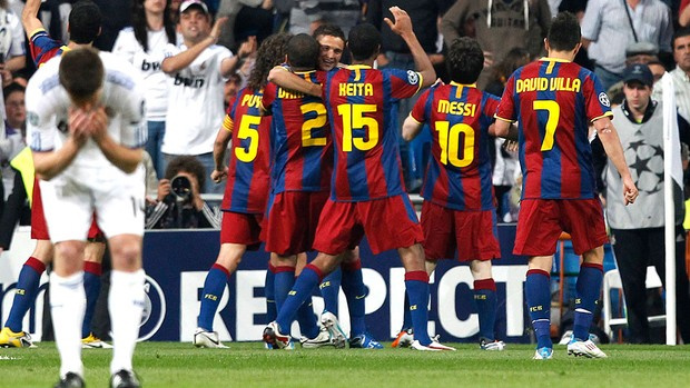 Jogadores do Barcelona comemoram a vitória sobre o Real Madrid no Santiago Bernabéu (Foto: EFE)