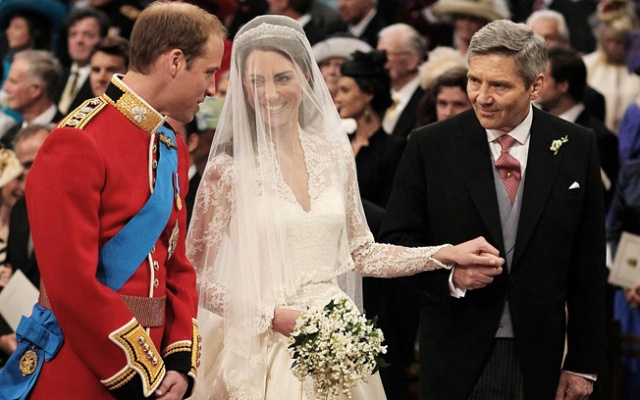 Kate chega conduzida por seu pai