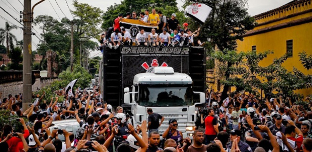 Jogadores do Corinthians fazem festa em trio elétrico com a torcida
