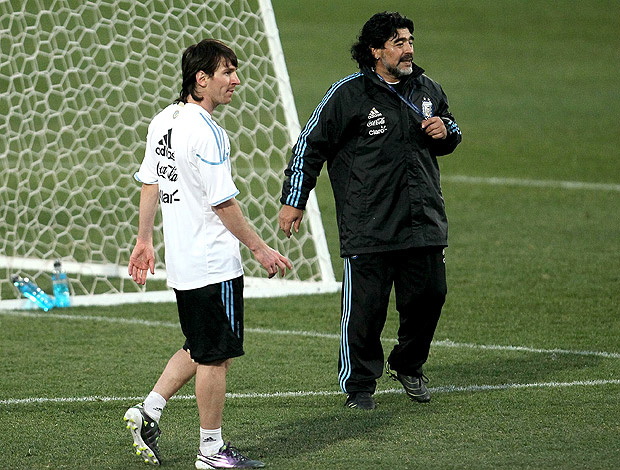 Messi e Maradona no treino da Argentina, na Copa do Mundo de 2010 (Foto: Getty Images)