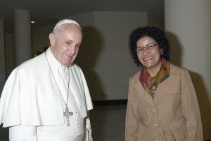 Marilza com o papa Francisco, no Vaticano. Foto: Arquivo pessoal.