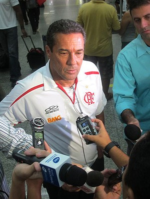Luxemburgo no desembarque do Flamengo
(Foto: Janir Junior / GLOBOESPORTE.COM)