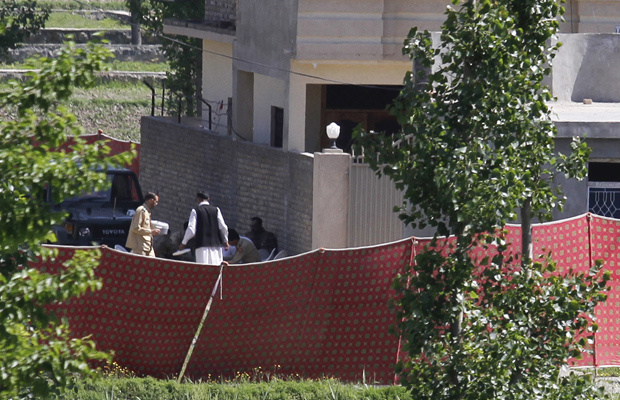 Soldados paquistaneses na fortaleza em que Osama bin Laden foi morto neste domingo (1º) em Abbotabad, no Paquistão, segundo o governo dos EUA. O local estava isolado por um tapume vermelho (Foto: AP)