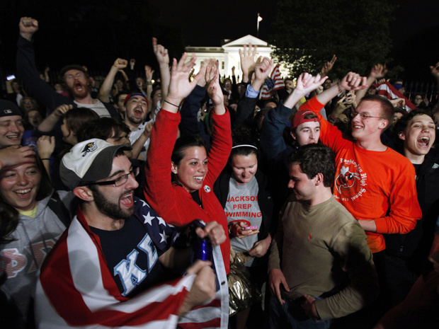 Em frente à Casa Branca, em Washington, multidão comemora o anúncio da morte de Osama bin Laden. (Foto: AP)