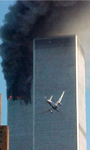 Um dos aviões se dirige para as Torres Gêmeas
em 11 de setembro de 2001 (Foto: AP)