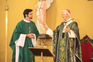 Dom Moacir com o Padre Reginaldo Manzotti, que sentiu e  lamentou a perda desse grande sacerdote e incentivador da obra' Evangeliza é Preciso'.