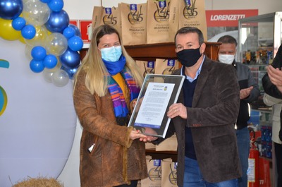 Daniela Hall representando todos os vereadores douradense entregou uma moção em homenagem aos 45 anos da Cergrand, recebida pelo  presidente Itair Rodrigues da Silva. 
