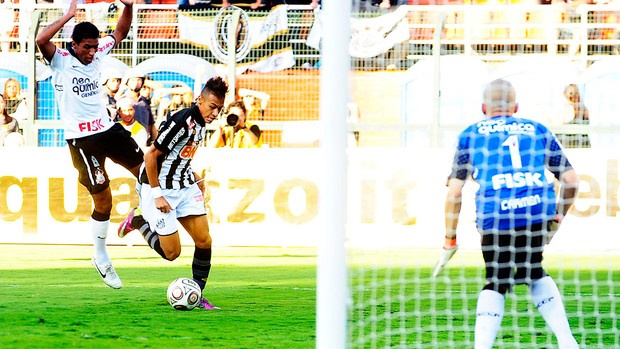 Neymar criou as melhores chances contra o Corinthians (Foto: Marcos Ribolli/Globoesporte.com)