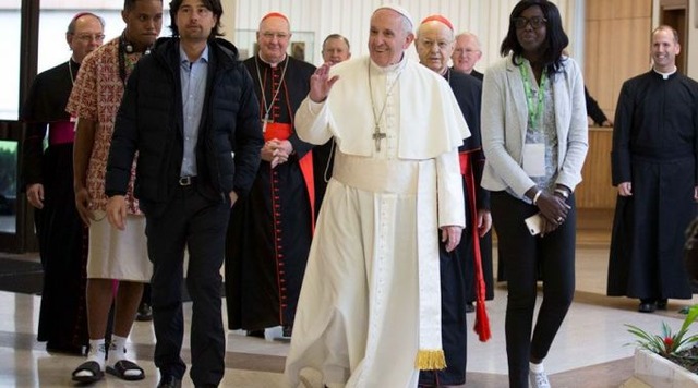 Papa Francisco ao chegar à reunião pré-sinodal. Foto: Daniel Ibáñez / ACI Prensa