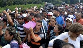 Milhares de venezuelanos se aglomeram para atravessar a fronteira com a Colômbia pela ponte internacional Simón BolívarEFE/Edinsson Figueroa/Direitos Reservados