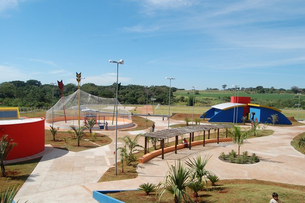 As duas aldeias Jaguapiru e Boróro, serão beneficiadas com a obra que possui quadra poliesportiva, campo de futebol, pista de atletismo, quadra de vôlei de areia, parque infantil, vestiários, banheiros adaptados e ainda um prédio para administração.