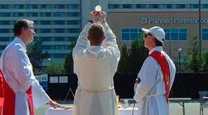 Missa fora da Clínica Planned Parenthood em Denver, Colorado, em 14 de agosto de 2021 / Crédito: Tom Uebbing - CNA