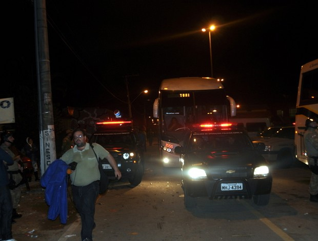 São Paulo deixa a Ressacada escoltado pela Polícia Militar (Foto: Marcelo Prado / GLOBOESPORTE.COM)