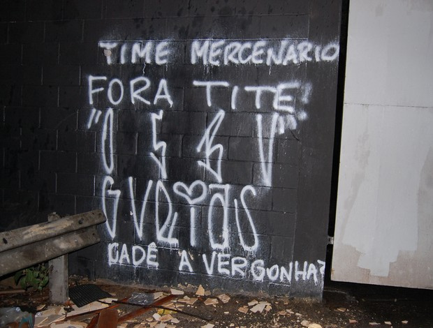 Muro Parque São Jorge aparece pichado após a derrota para o Santos, neste domingo (Foto: Agência Estado)