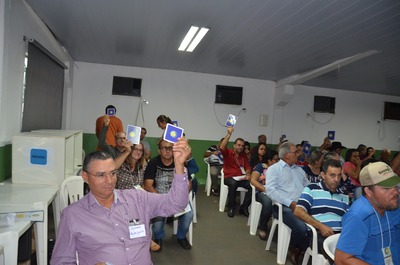 Osmar Rodrigues Caires (esq) produtor rural e Diretor Executivo da FTM (Fundação Terceiro Milênio) participou da assémbléia.
