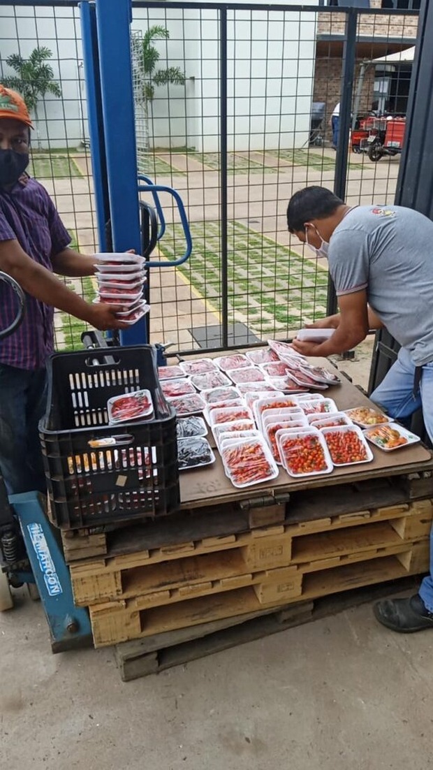 Juvenil entregando pimentas em supermercado da cidade. Foto : Oswaldo Arnez
