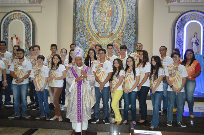 Dom Henrique após a celebração com os jovens crismados. 