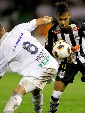 Neymar em ação no jogo de ida contra o Once
Caldas. Foi o destaque do jogo (Foto: Reuters)