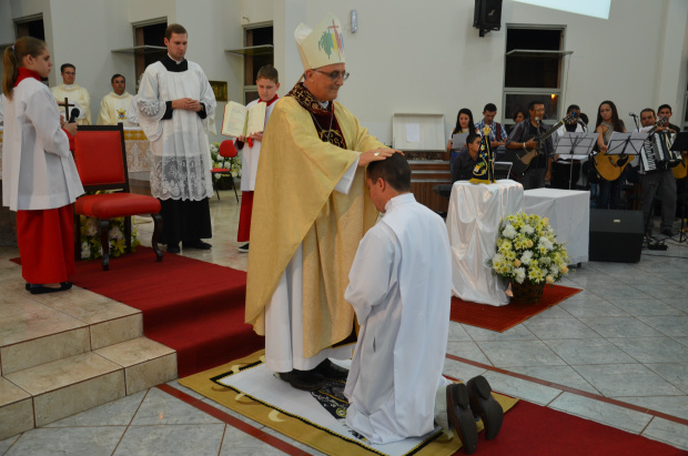 Dom Redovino ordenando o diácono Rogério da Silva Rosário