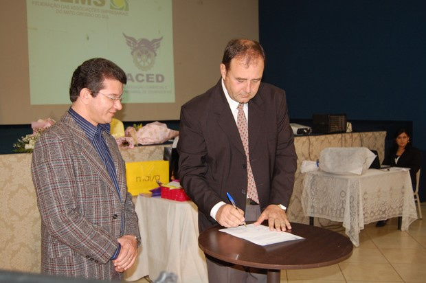 Momento da assinatura do atual presidente Eduardo Custódio 
