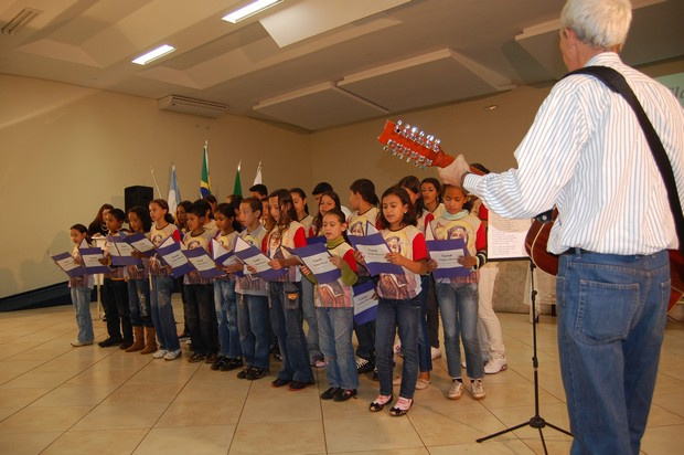 Na ocasião, o Coral Santa Clara mantido pela Fundação Terceiro Milênio se apresentou prestando homenagem às Mães