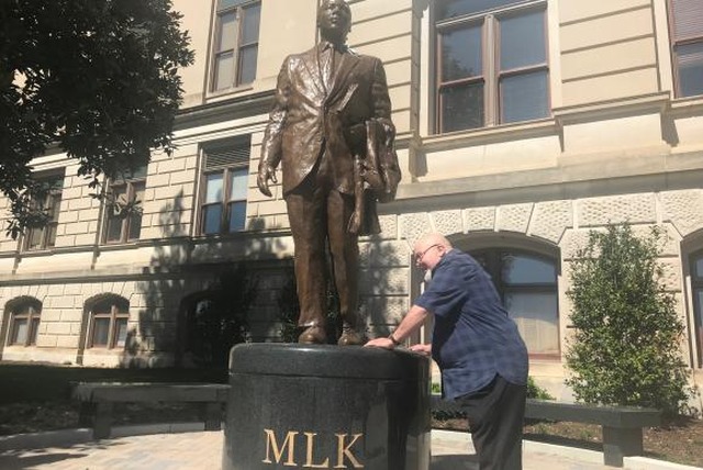 Tom Houck ao lado da estátua de Martin Luther King Jr. em Atlanta Leandra Felipe/Agência Brasil